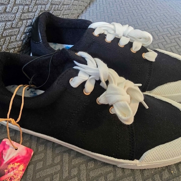 NEW Roxy Black and White Sneakers SIZE 7 - Picture 6 of 9